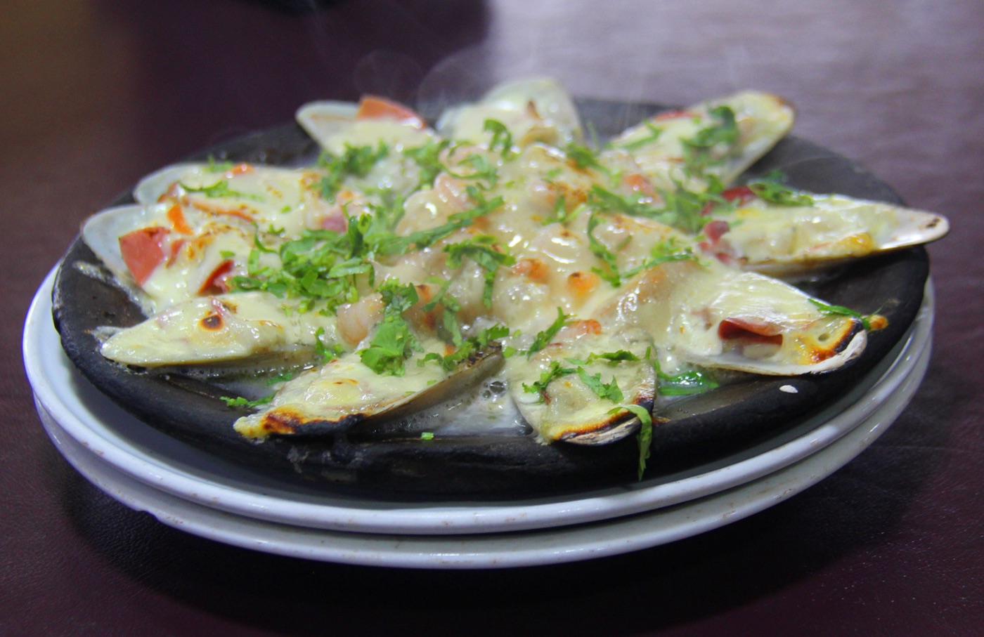 Choritos a la parmesana humeantes