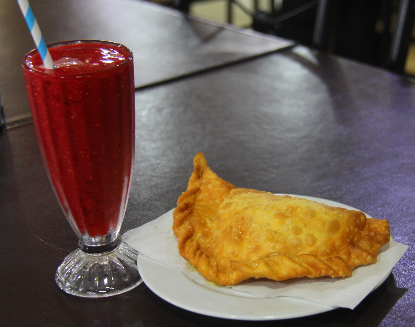 Empanada frita y jugo natural