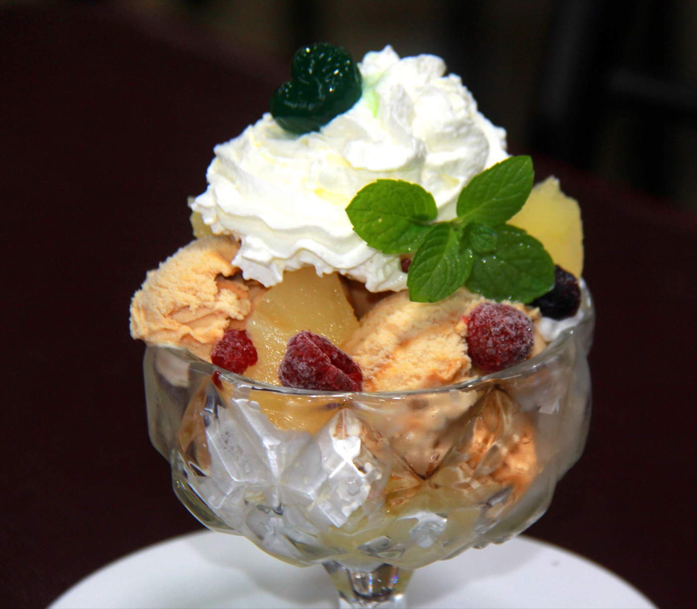 Copa de helado artesanal con frutas