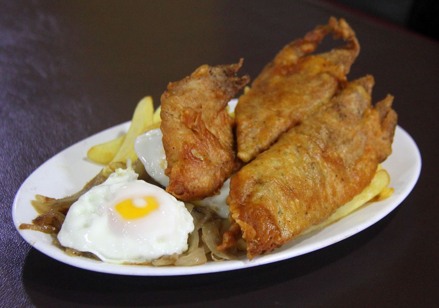 Pescado frito con huevo y papas