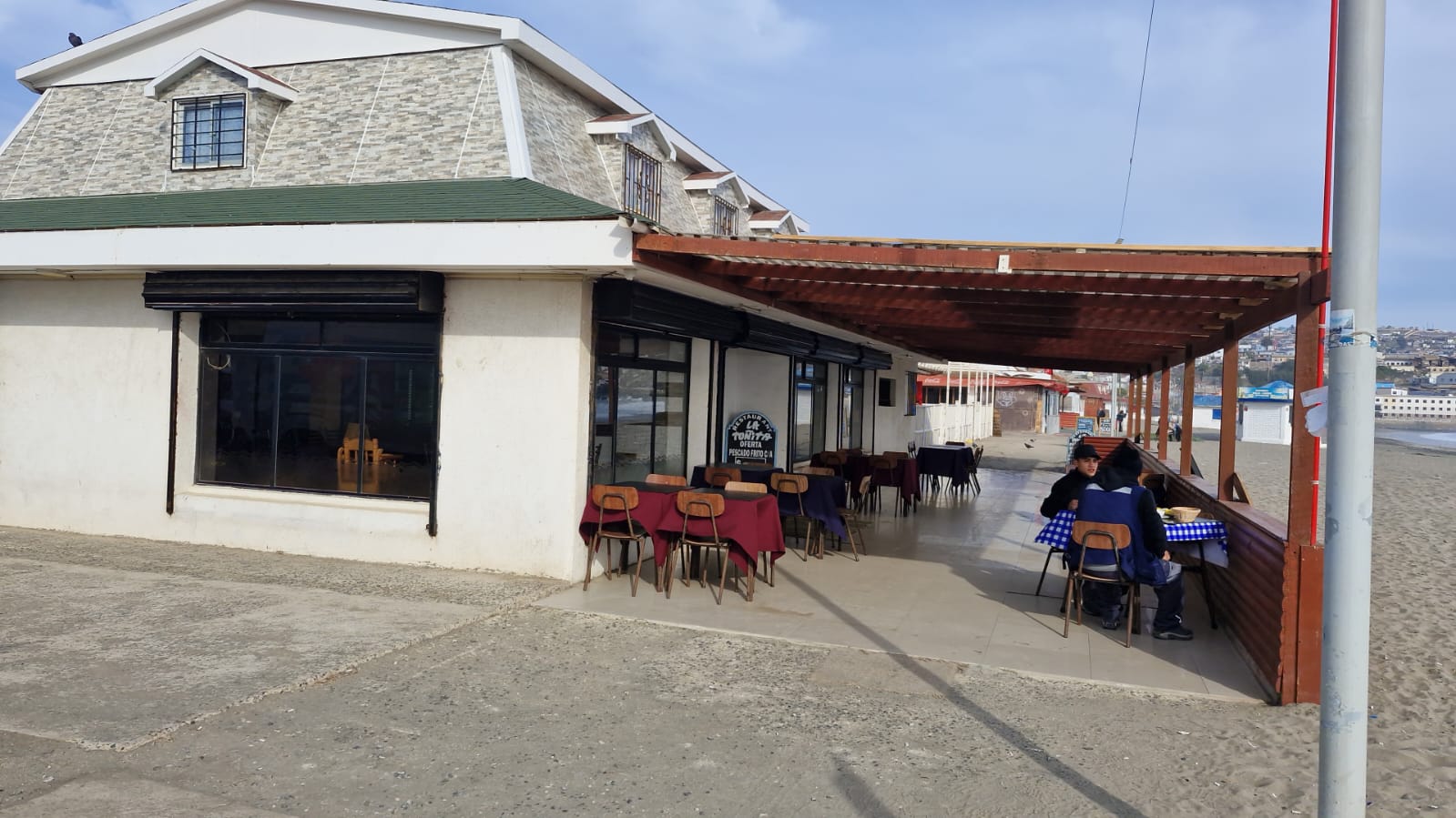 Terraza de Donde Toñita sobre la playa de Cartagena
